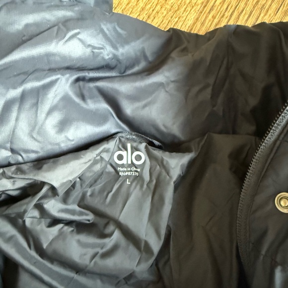 ALO Yoga LARGE Black Puffer Jacket - Picture 3 of 3